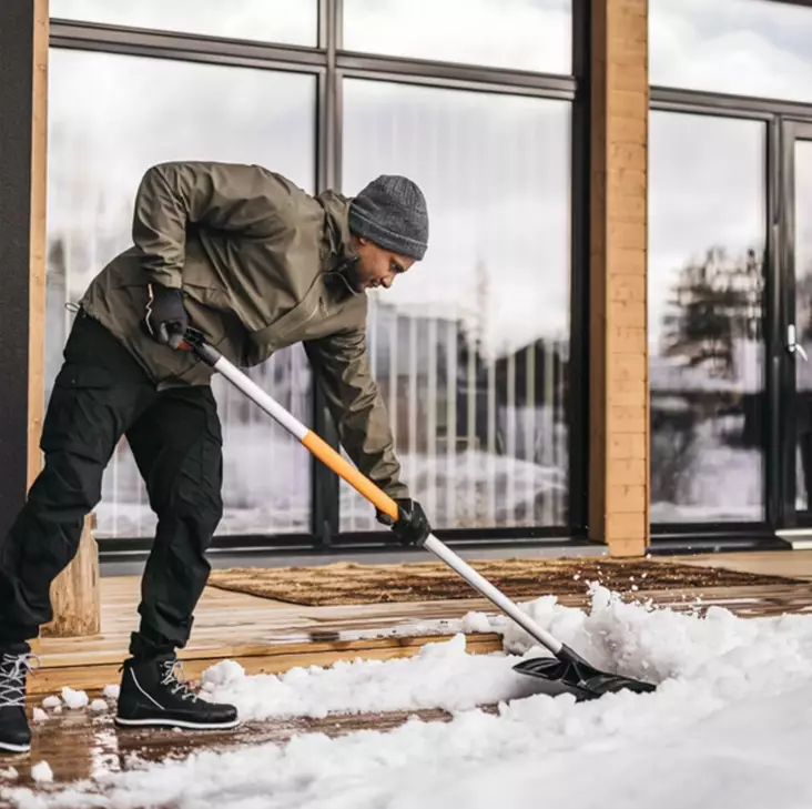 Lumentyönnin Fiskars X-Series rullaava - Lumityökalut - 6411501410283 - 1