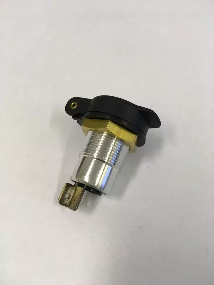 Pistorasia kannella - Autosähkötarvikkeet - 6419943235815 - 1