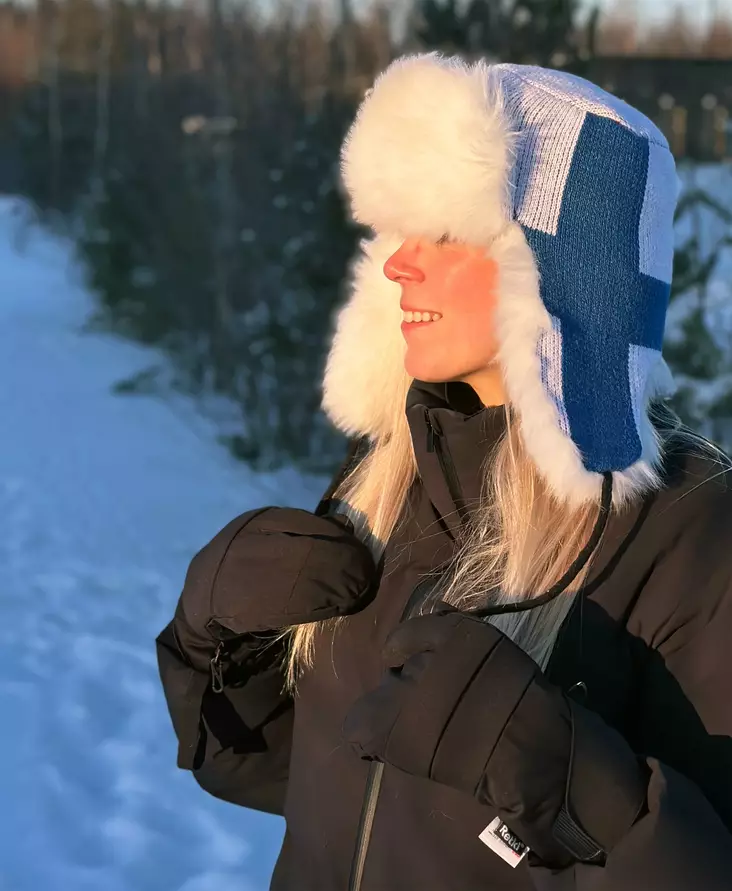 Retki Karvahattu neulottu Suomen lippu - Retkeilyasusteet - 6418536042168 - 1