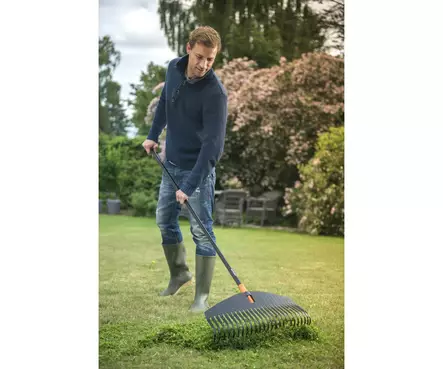 Fiskars Solid lehtiharava L varrella - Haravat, möyhentimet - 8719732402779 - 1