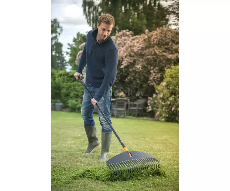 Fiskars Solid lehtiharava L varrella - Haravat, möyhentimet - 8719732402779 - 1