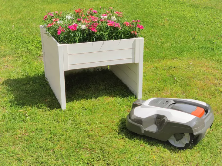 Robottileikkurin talli kukkalaatikolla - Puutarhakalusteet - 6430068431609 - 1